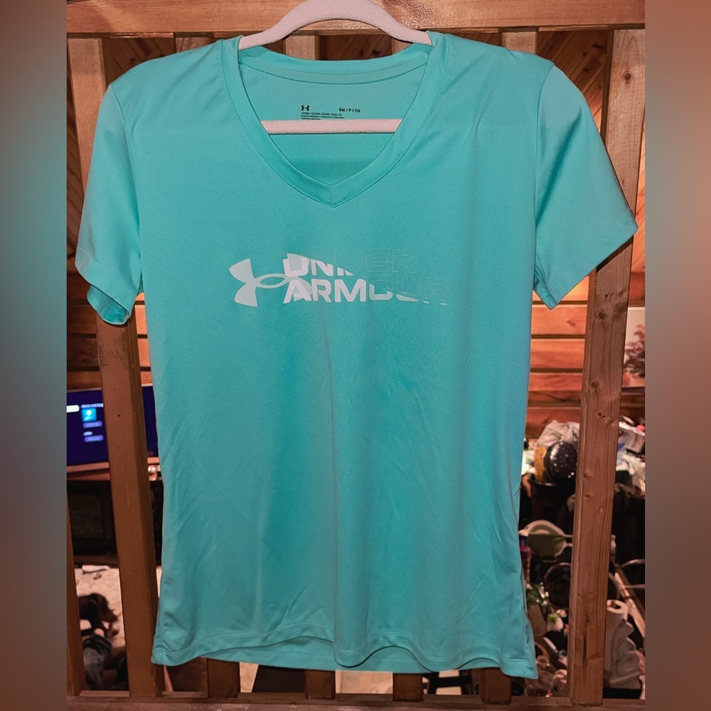 Women’s small loose fitting heatgear under armour short sleeve vneck tshirt